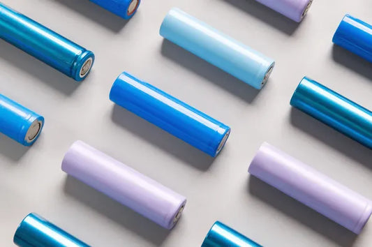 Varias baterías pequeñas, son de color azul, es como funciona una batería de litio