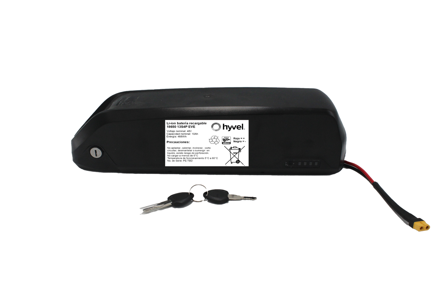 Acercamiento a mano de una persona sosteniendo un cable que forma parte de Kit Batería 48v 12ah Panasonic + Caja