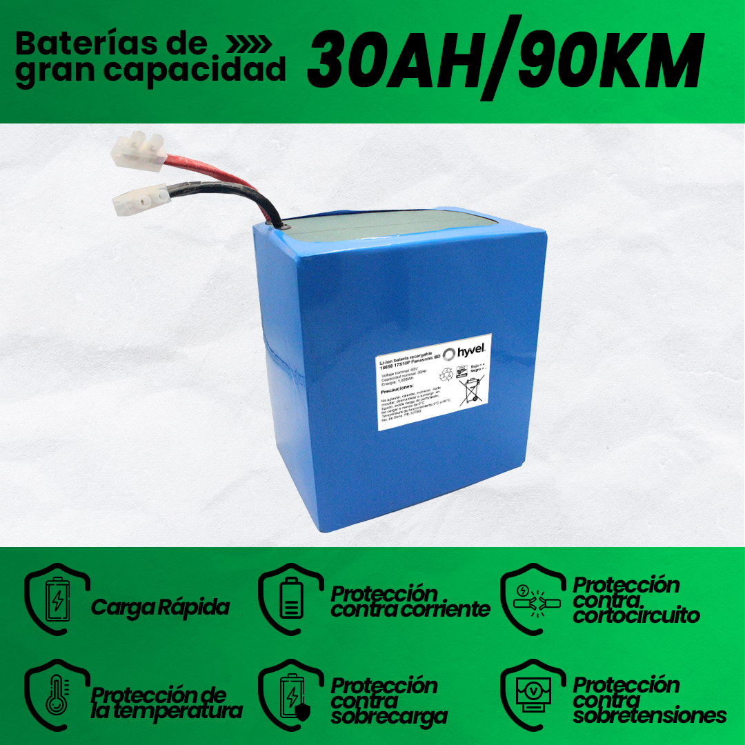 Vista detallada de la Batería 60V para Motocicleta Eléctrica con 30AH y 90KM, etiqueta blanca mostrando especificaciones técnicas e iconos de escudo que explican sus beneficios.