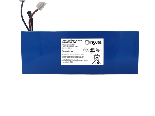 Batería 48v 10ah de la marca Hyvel con etiqueta blanca en la parte frontal frontal y cables conectores.