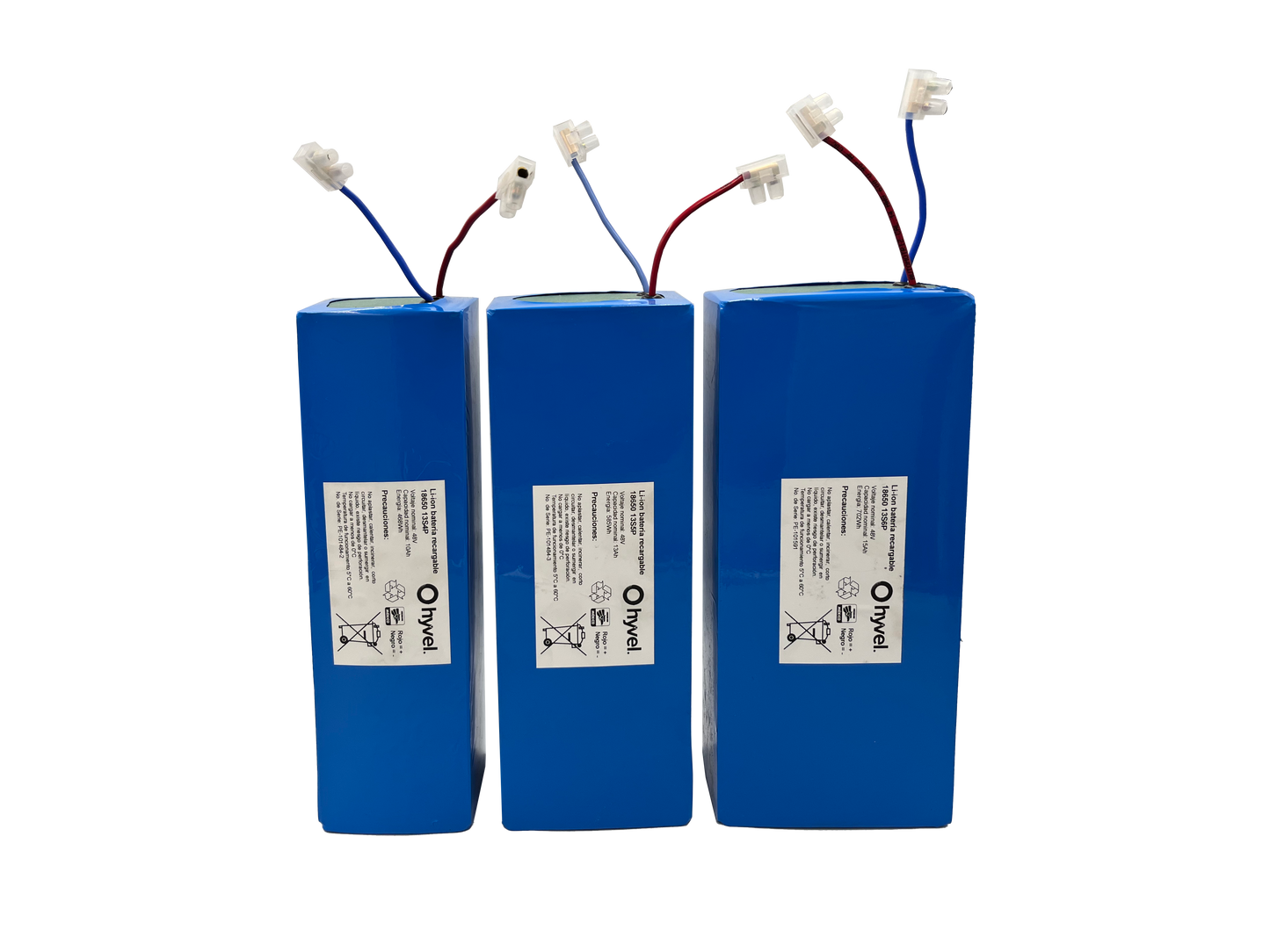 Tres baterías apiladas mostrando etiquetas blancas con especificaciones visibles y cables conectores superiores del Kit Batería 48V para Bicicleta Eléctrica + Cargador 2A.