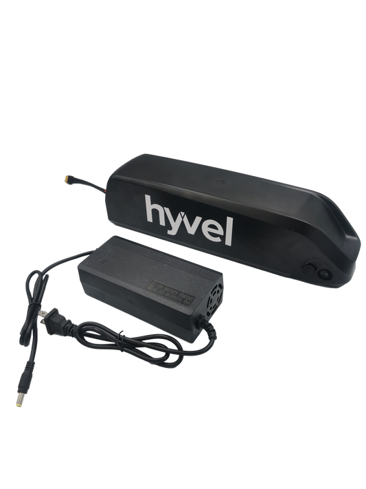 Foto del Kit Batería 36V 13Ah EVE. Muestra la batería, la caja desmontable y el cargador 2A de color negro con unas llaves.