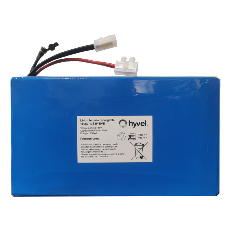 Imagen frontal de la Batería 48v 20ah Eve con etiqueta blanca con especificaciones y nombre de la marca Hyvel en color negro, con cables conectores en su costado.