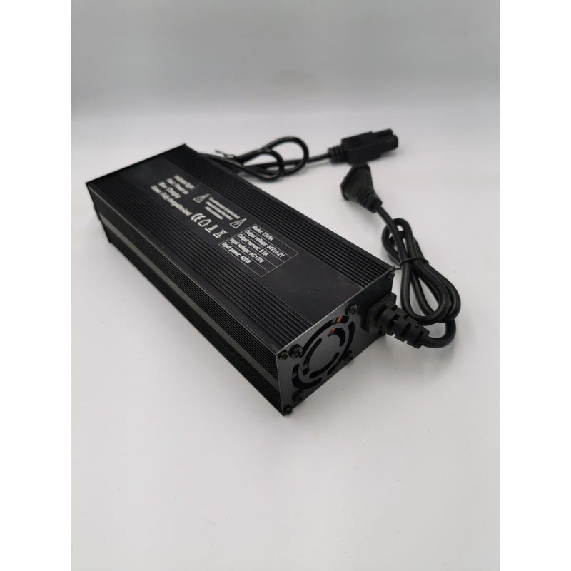 Vista lateral de Cargador 20s 72v 10a Para Litio Ion color negro, con su cable enrollado con sus especificaciones