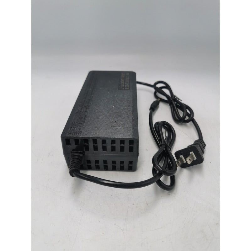 Cargador 7s 29.4v 2a Para Litio Ion de Hyvel con su cable cable enrollado