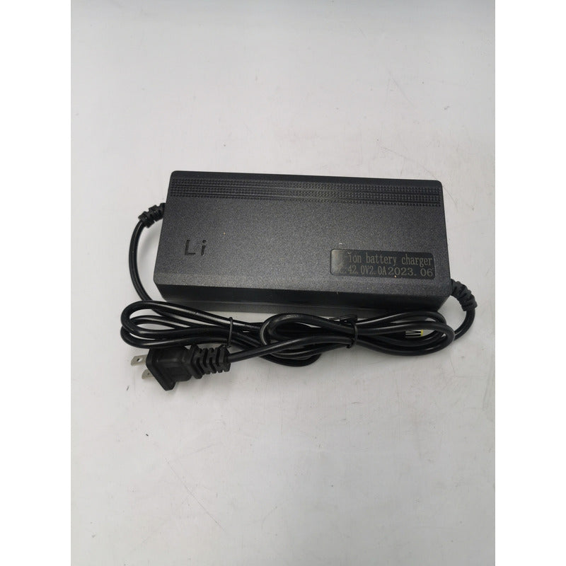 Imagen del cargador 10s 36v 2a Para Litio Ion en color negro. Este cargador, con cable incluido, asegura una carga rápida y segura para tus baterías de litio.