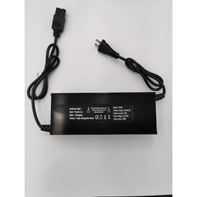 Vista desde arriba de Cargador 20s 72v 10a Para Litio Ion color negro, con su cable enrollado con sus especificaciones