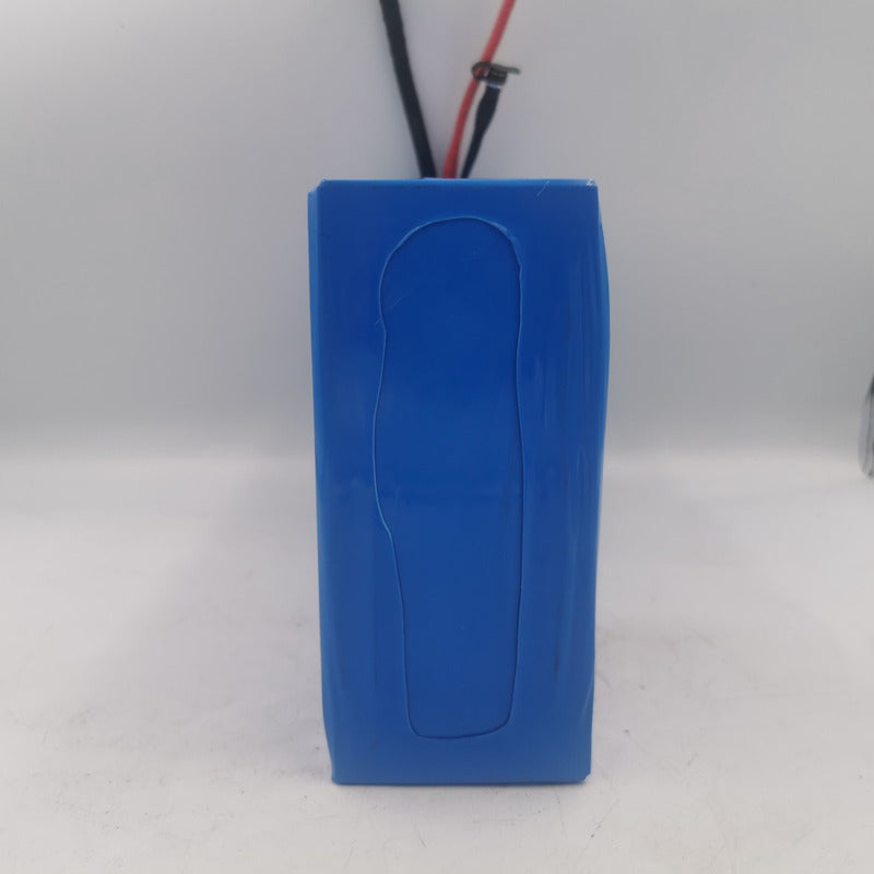 Vista inclinada mostrando conectores y franja con datos impresos en letras negras.