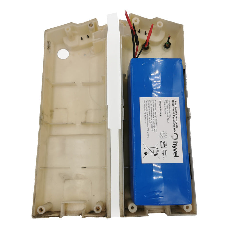 Vista frontal de la Batería 36v SEAL dentro de su empaque mostrando su practicidad y tamaño compacto.