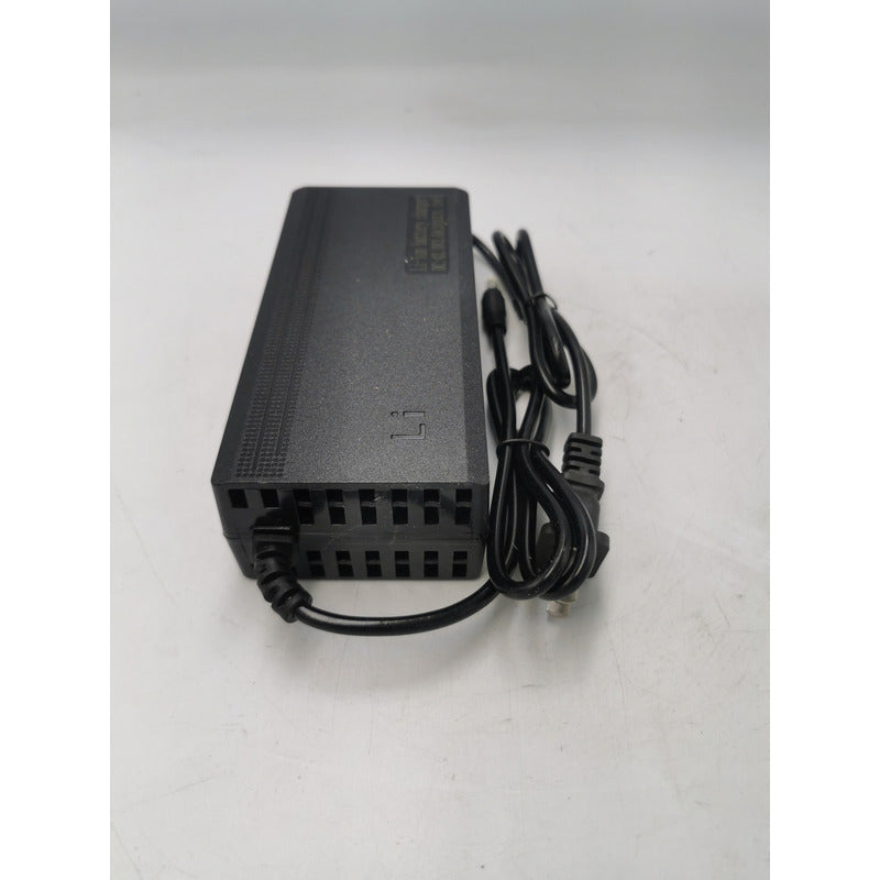 Cargador 10s 36v 2a Para Litio Ion, con cable incluido y diseño negro, confiable para una carga constante y segura.