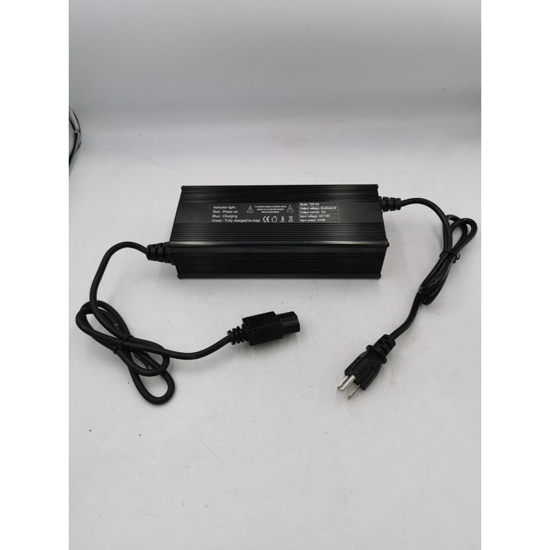 Fotografía frontal de Cargador 20s 72v 10a Para Litio Ion de Hyvel color negro, con sus cables enrollados