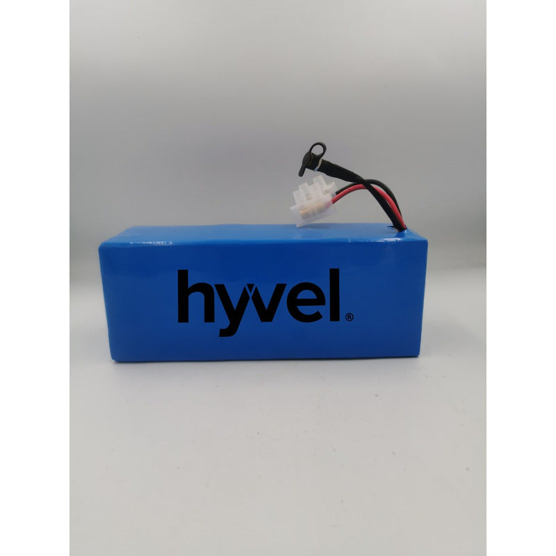 Batería 36v 12ah Panasonic en primer plano, capturando detalles finos de su diseño con plástico blanco cubriendo.