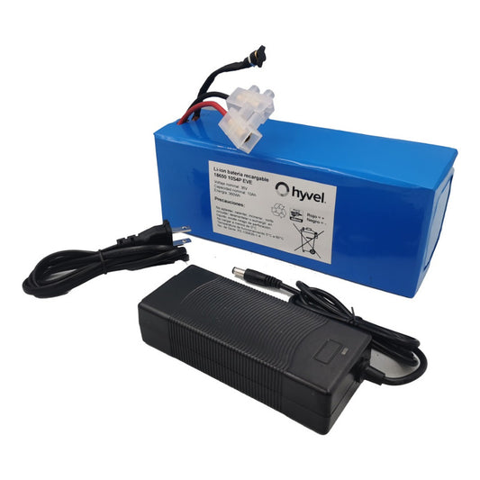 Imagen del kit 36V 10Ah EVE con cargador, mostrados con etiqueta clara al frente.