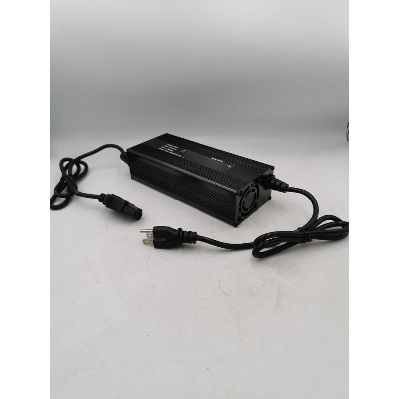 .Fotografía lateral de Cargador 20s 72v 10a Para Litio Ion de Hyvel color negro, con sus cables enrollados