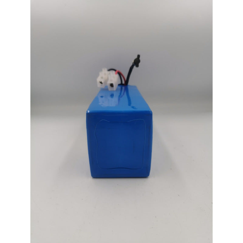 Ángulo lateral de la batería con enfoque en detalles técnicos y estructura firme.