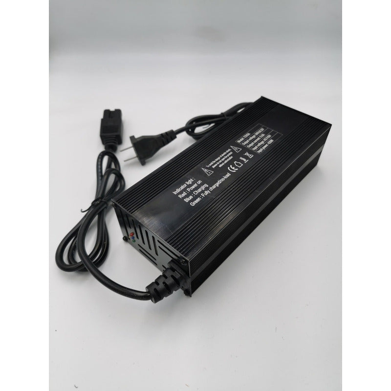 Lateral de Cargador 20s 72v 10a Para Litio Ion color negro con especificaciones en color blanco