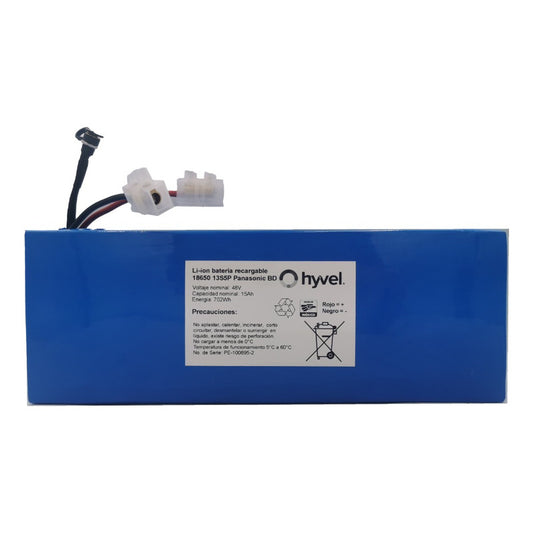 Batería 48v 15ah Panasonic vista frontalmente, mostrando su etiqueta blanca con especificaciones técnicas y detalles de fabricación claramente visibles.