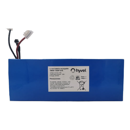 Batería 48v 13ah Eve de la marca Hyvel con etiqueta blanca en la parte frontal frontal y dos cables conectores en la parte superior.