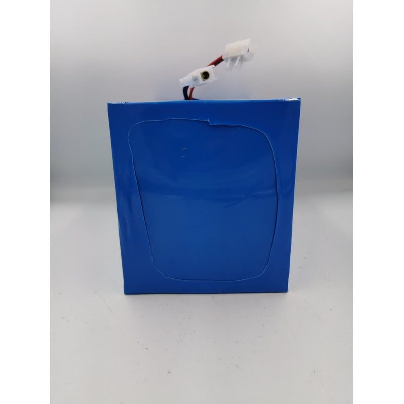 Imagen del costado de la Batería 72v 20ah Eve mostrando el plástico azul protector y dos cables conectores rojo y negro.