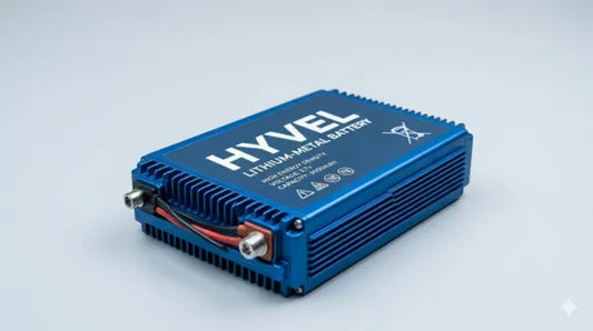 Batería de litio metálico Hyvel de alto rendimiento con diseño de disipador de calor azul y terminales de conexión frontal.