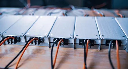 Voltajes de baterías de ion litio, hay varios cables que están conectados a una batería