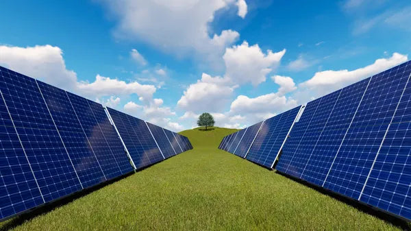Paneles solares masivos en un campo verde, que representan la infraestructura necesaria para cargar baterías de litio para paneles solares.