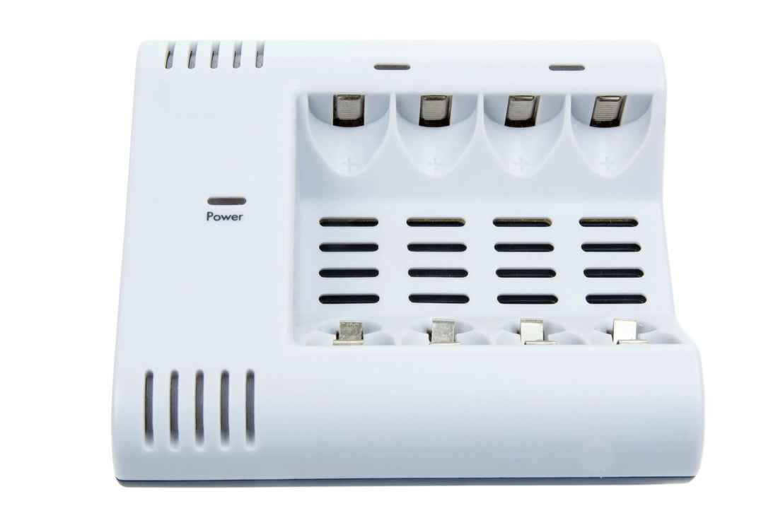 Cargador de baterías de litio blanco, de cuatro bahías para pilas con indicador "Power". Ideal para pilas recargables.