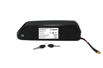 Kit Batería 36v 15ah Panasonic + Caja Desmontable + Cargador 2a de color negro con su etiqueta y  unas llaves