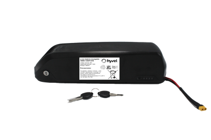 Acercamiento a mano de una persona sosteniendo un cable que forma parte de Kit Batería 48v 12ah Panasonic + Caja 