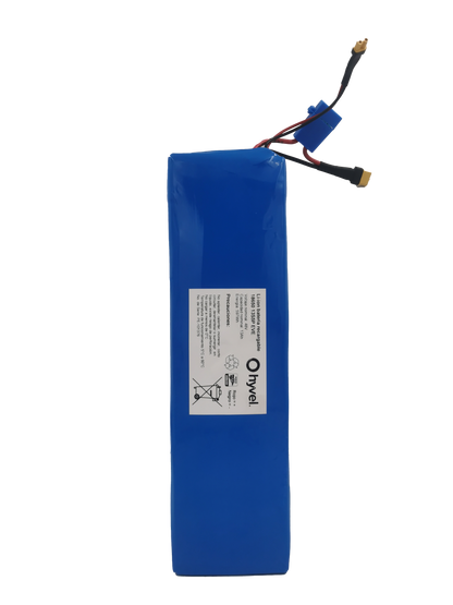 Imagen de la Batería 48V 13Ah compatible con Honey Whale C1 con etiqueta blanca de sus especificaciones al frente y cables conectores. 