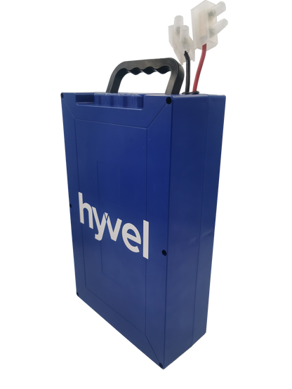 Fondo blanco de una caja de una batería y al centro el logotipo de la marca