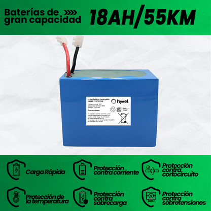 Vista detallada de la Batería 60V para Motocicleta Eléctrica con 18AH y 55KM, etiqueta blanca mostrando especificaciones técnicas e iconos de escudo que explican sus beneficios. 