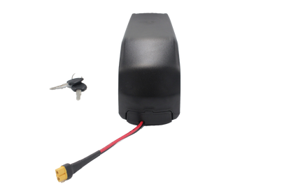 Foto de la lateral del  Kit Batería 48v 15ah Panasonic + Caja Desmontable de color negro con su etiqueta,  