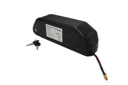 Vista lateral de Kit Batería 36v 18ah + Caja Desmontable de Hyvel, con su etiqueta y unas llaves