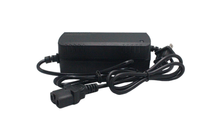 Vista frontal de Cargador LiFePO4 14.6V 3A,Cargador LiFePO4 14.6V 3A de color negro con sus cables enrollados 