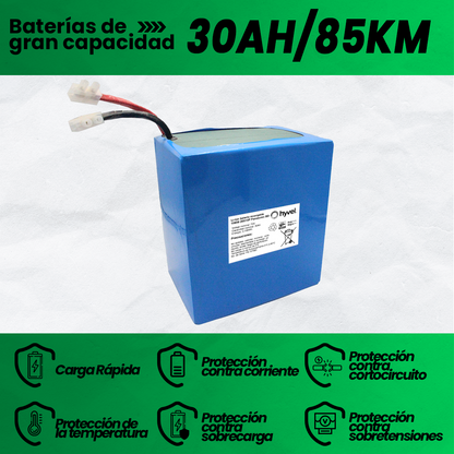 Vista detallada de la Batería 72V para Motocicleta Eléctrica con 30AH y 85KM, etiqueta blanca mostrando especificaciones técnicas e iconos de escudo que explican sus beneficios. 