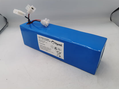 Vista frontal de la Batería 48v 10ah mostrando el plástico azul protector y etiqueta blanca con especificaciones y cables conectores. 