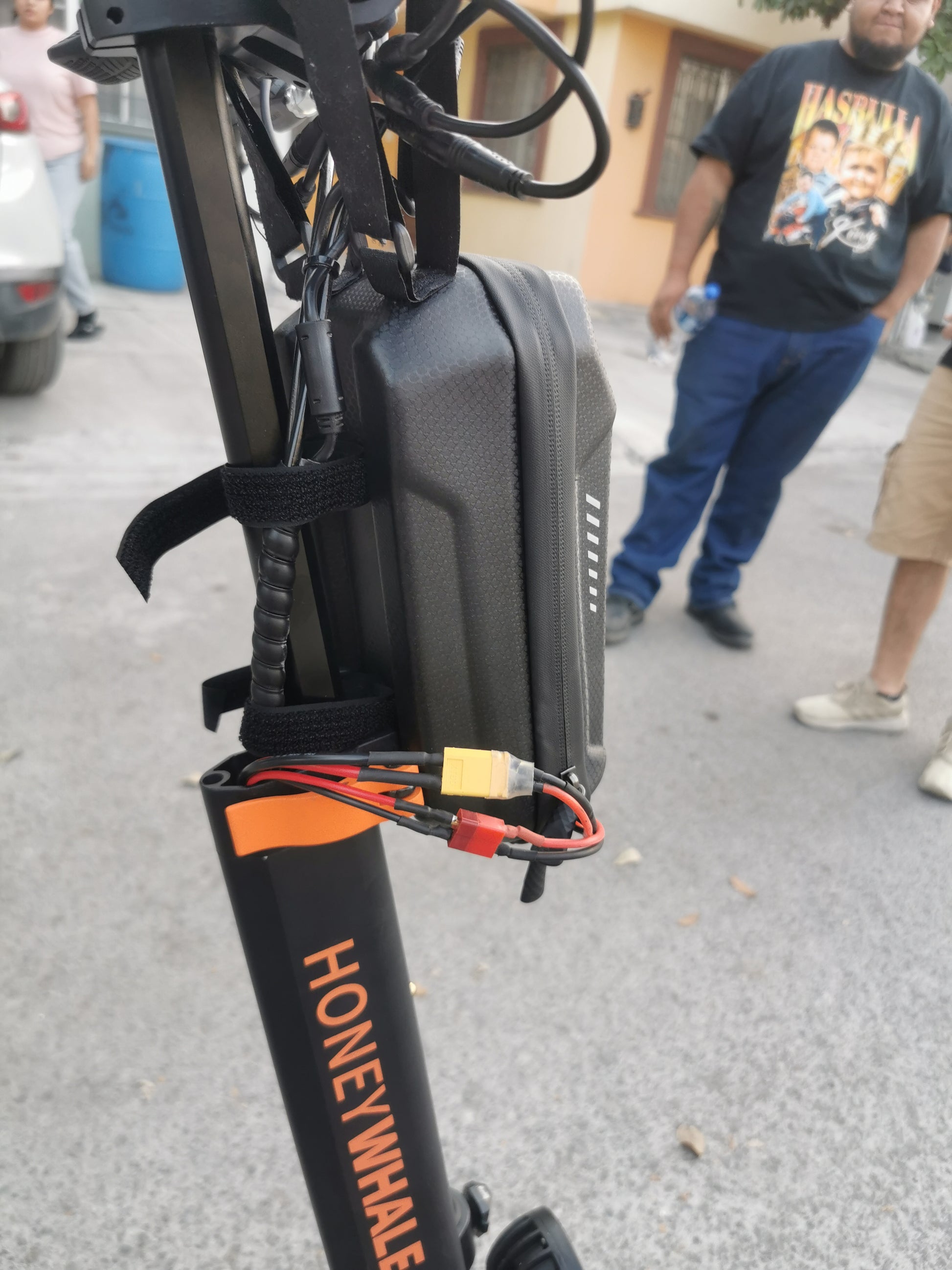 Batería externa para scooter de 48V y 9Ah sobre fondo blanco, destacando su diseño elegante y funcional para mejorar la autonomía de scooters eléctricos.