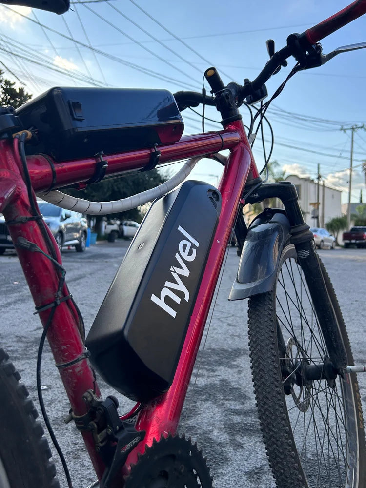 Bicicleta eléctrica equipada con batería de litio que ofrece mayor autonomía, rendimiento eficiente y desplazamientos cómodos para uso diario urbano.