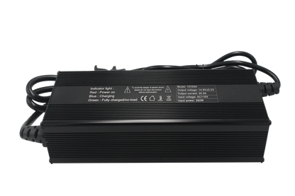 Cargador 4s 12v 20ah para LiFePO4  de color negro con su cable enrollado y especificaciones en color blanco