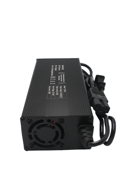 Cargador 4s 12v 20ah para LiFePO4  Hyvel de color negro con su cable enrollado y especificaciones en color blanco 