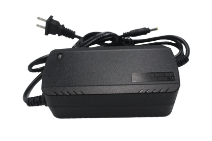 Cargador 3s 12.6V 3ah de de color negro con su cable enrollado 