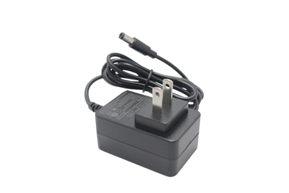 Cargador 1s 4.2v 2a de color negro con su cable enrollado