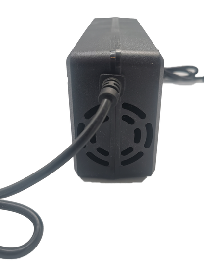 Cargador 13s 48v 5a Para Litio Ion en color negro, presentado junto a su cable listo para conectar.