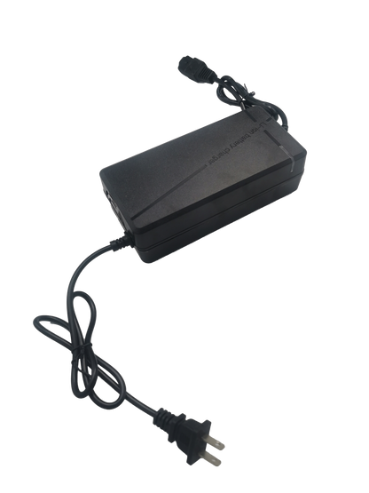 Vista frontal del Cargador 13s 48v 5a Para Litio Ion en color negro, incluye cable integrado y diseño compacto.