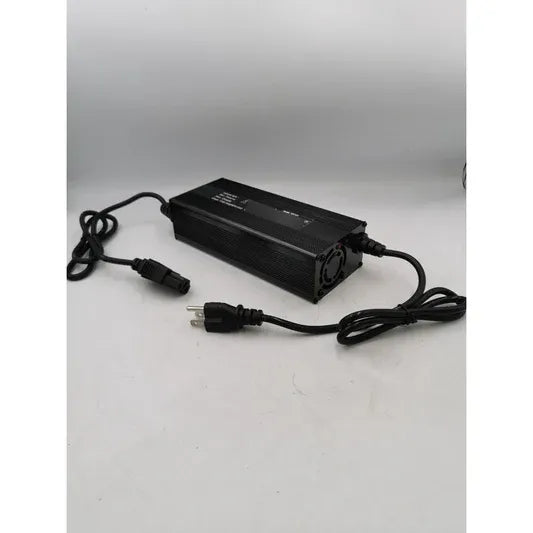 Cargador de baterías de litio con cables enrollados en sus extremos, mostrando su diseño compacto y fácil de transportar. 