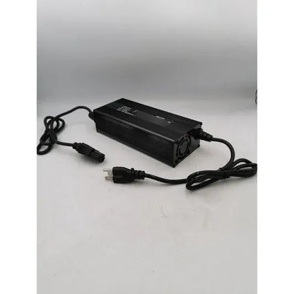 Cargador de baterías de litio con cables enrollados en sus extremos, mostrando su diseño compacto y fácil de transportar. 