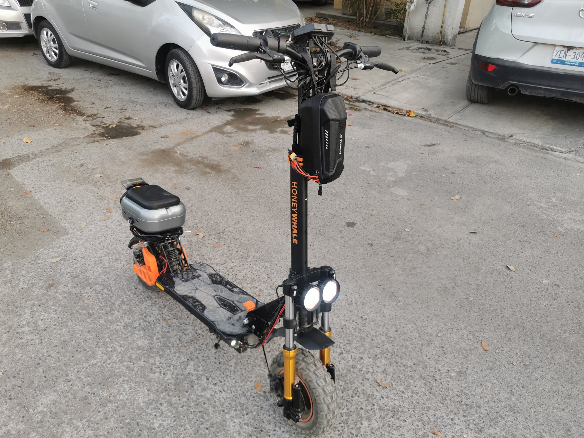 Primer plano de la batería externa para scooter de 48V y 9Ah, mostrando detalles de su construcción robusta y acabados de alta calidad.