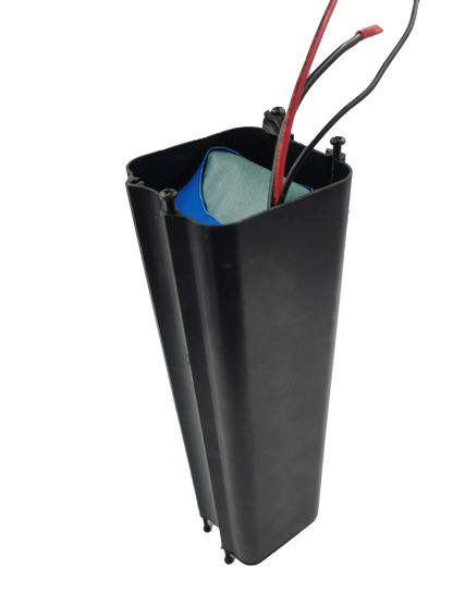 Batería 36v 10Ah EVE compatible con MAGNOS dentro de la caja negra con la que viene incluida. 