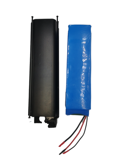 Batería 36v 10Ah EVE compatible con MAGNOS junto a la caja negra con la que viene incluida a su costado. 